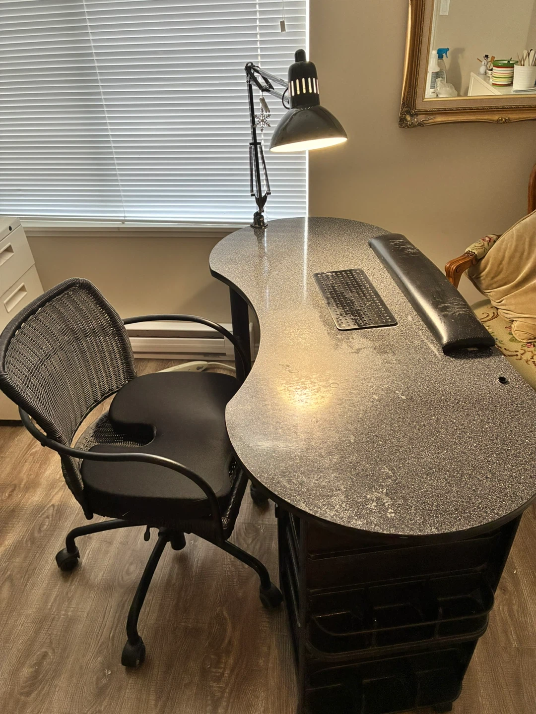 Nail table w/vent, lamp and chair - photo 3