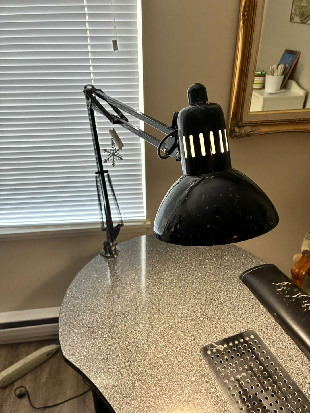 Nail table w/vent, lamp and chair - photo 2