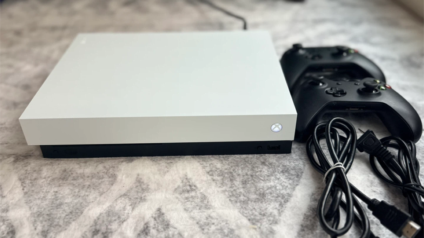 Xbox One X - 1TB + 2 Controllers