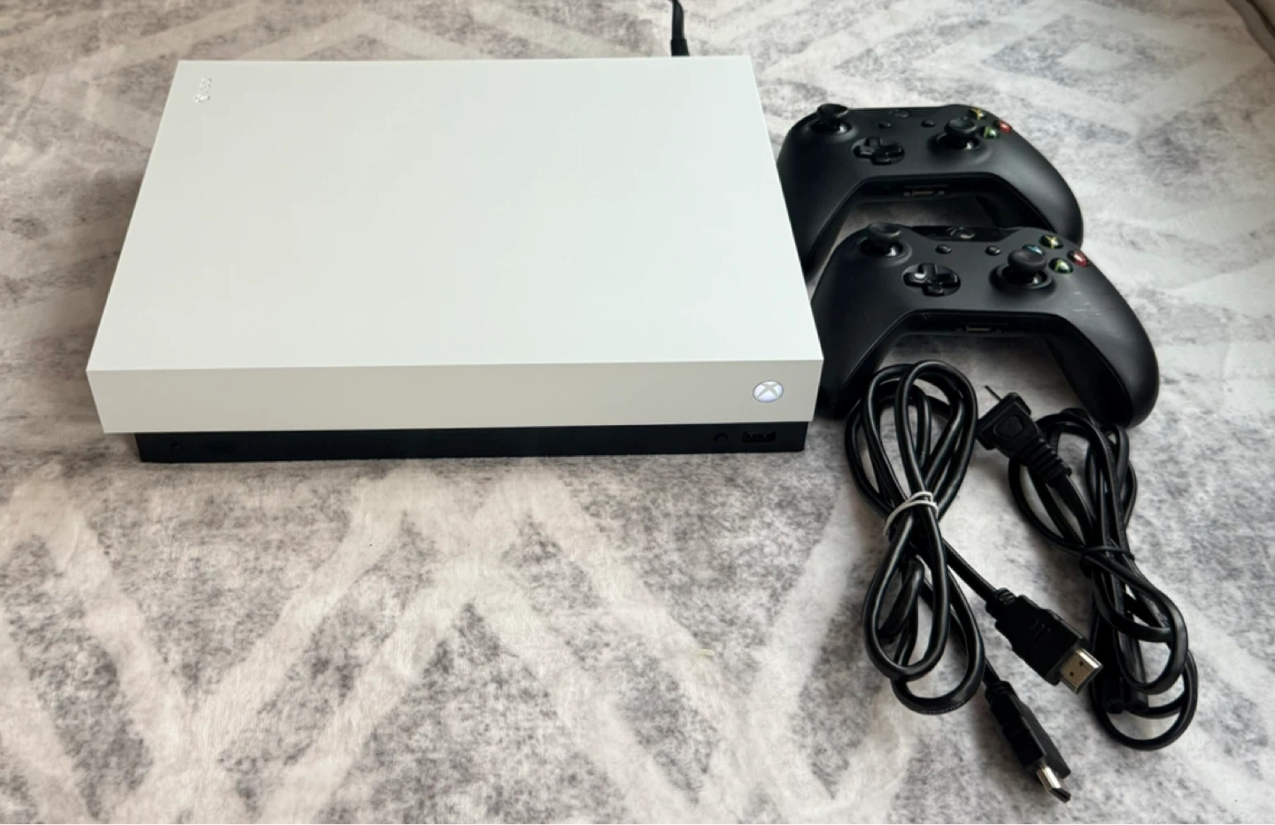 Xbox One X - 1TB + 2 Controllers - photo 3