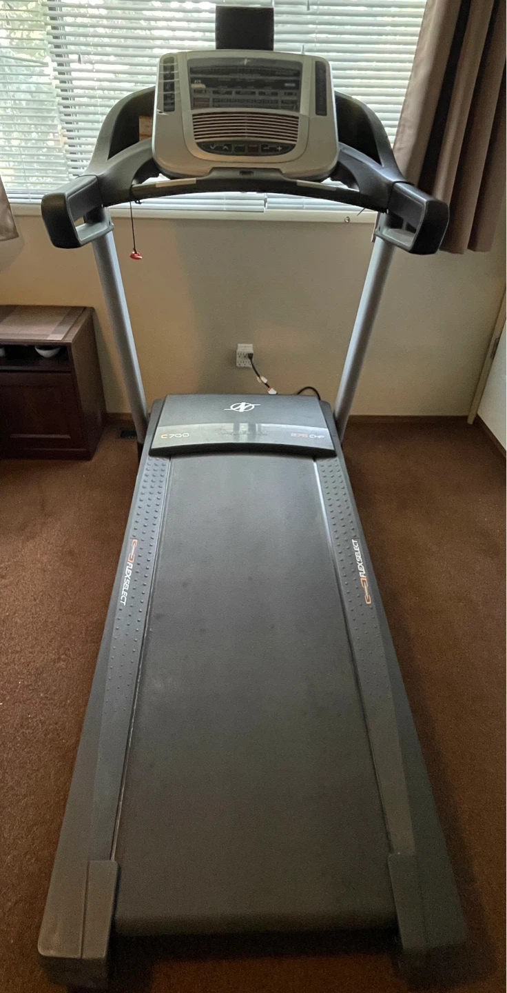Foldable NordicTrack C 700 Treadmill - photo 4