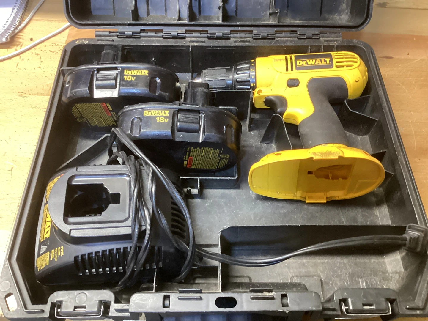 DeWalt 18V Cordless Drill with 2 Batteries and Charger - photo 3