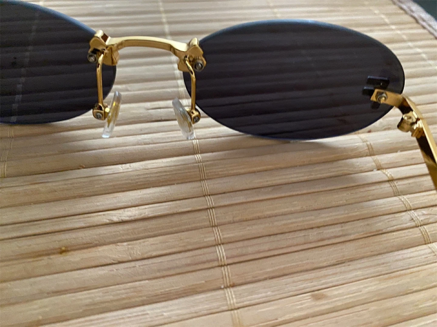 Stylish black lens gold frame sunglasses - photo 3