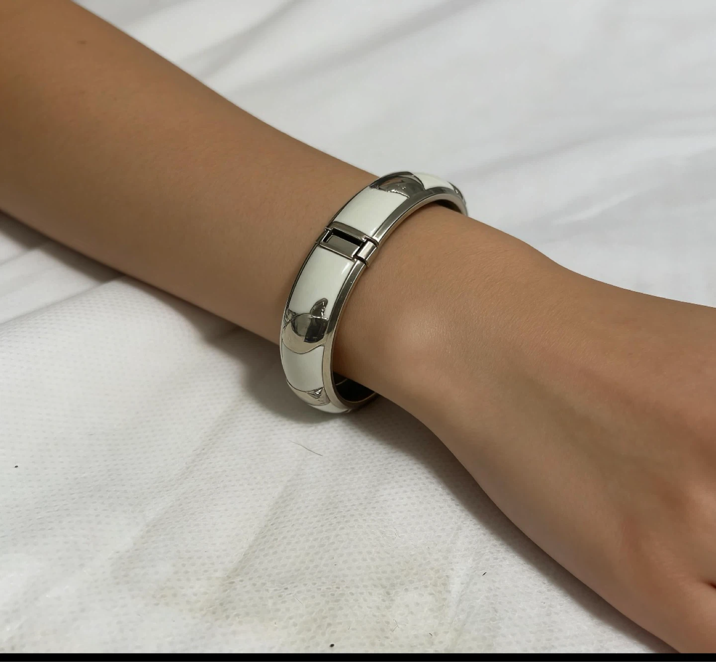 Cream and Gold Tone Hinged Bangle Bracelet - photo 2