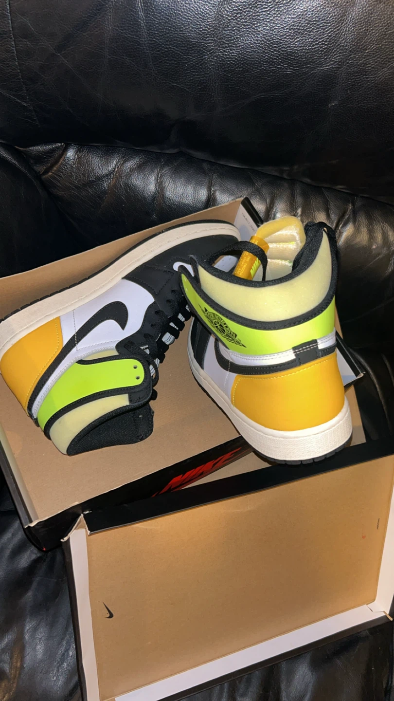 Air Jordan 1 High OG "Volt" - photo 3