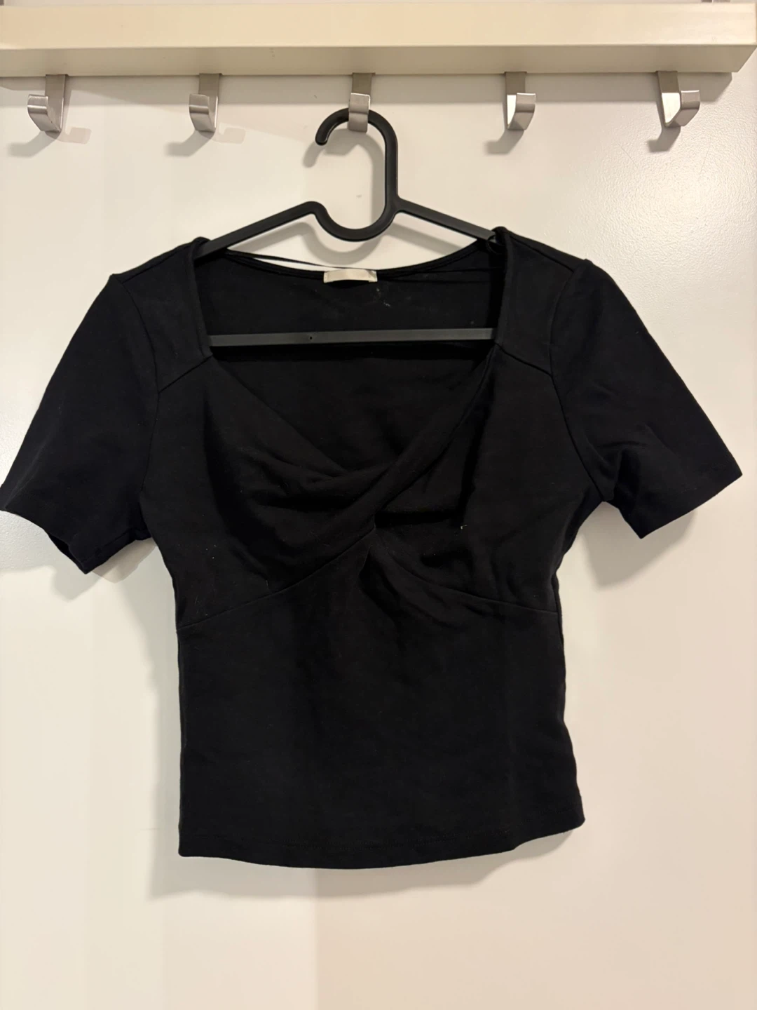 GU / Black Twist Front Crop Top