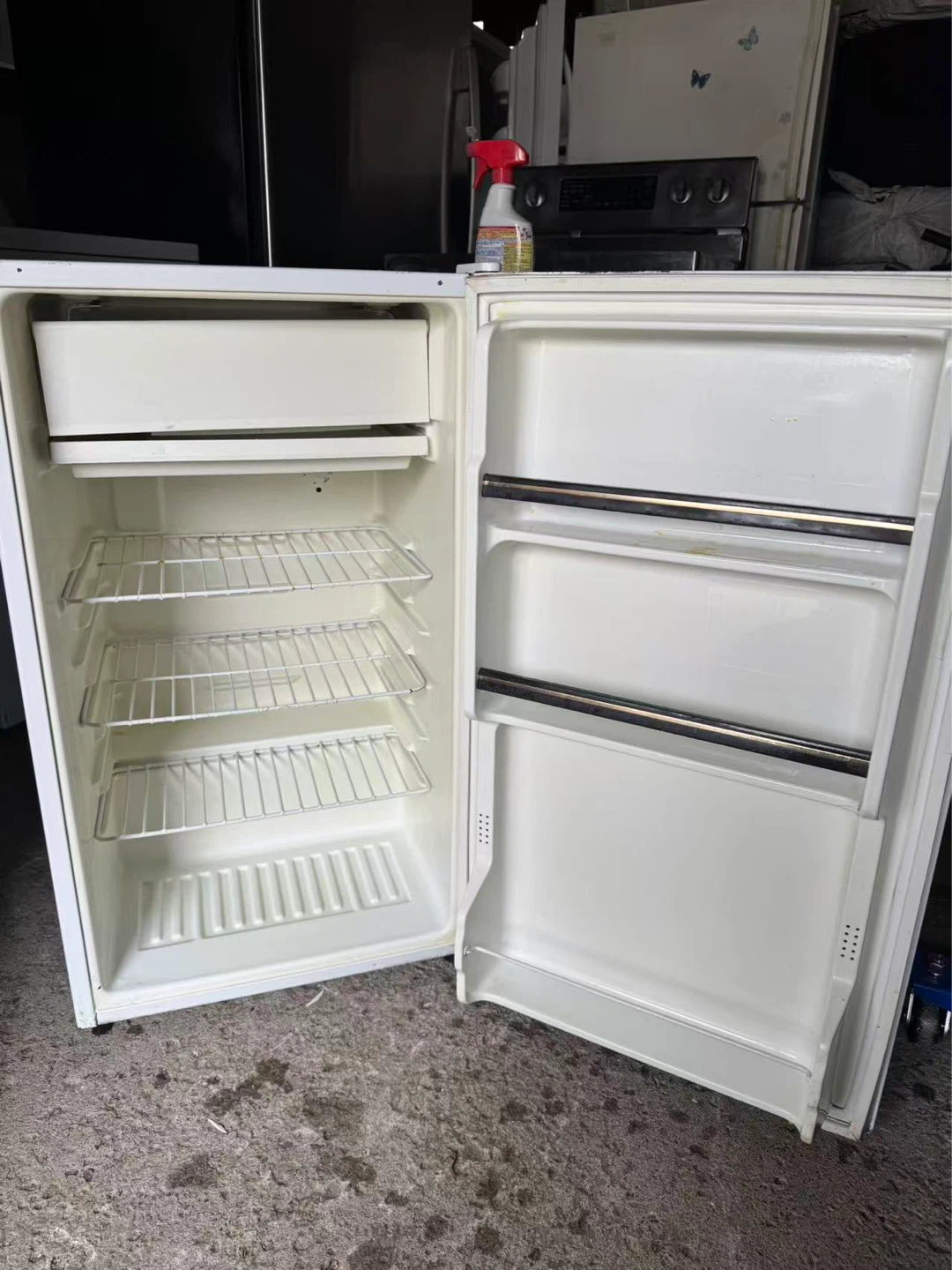 Good condition Sanyo mini fridge $70 - photo 4