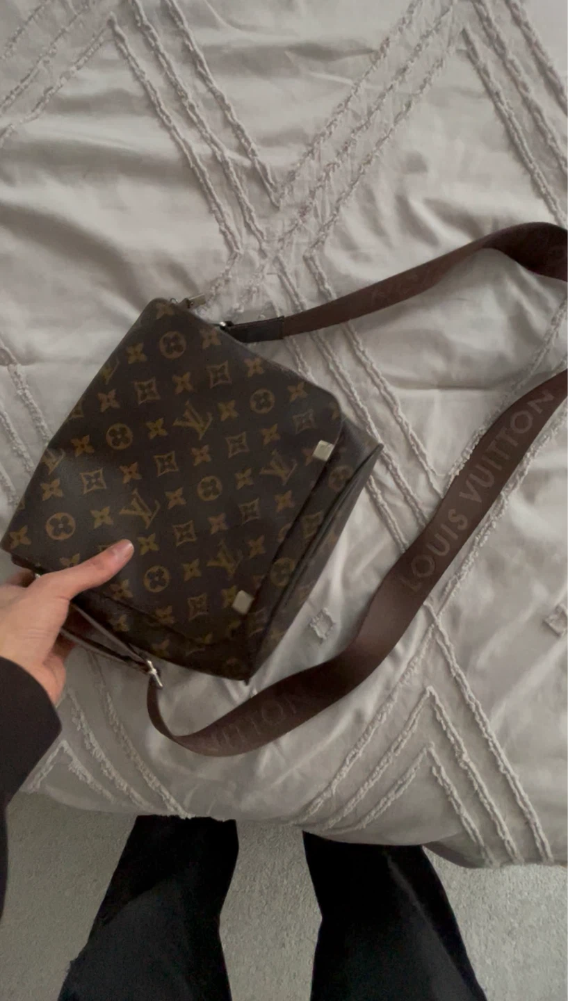 Louis Vuitton Monogram Messenger Bag