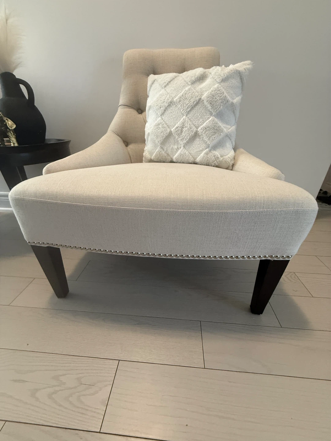 Cream pair of Tufted Accent Chairs with Studded Trim - photo 4