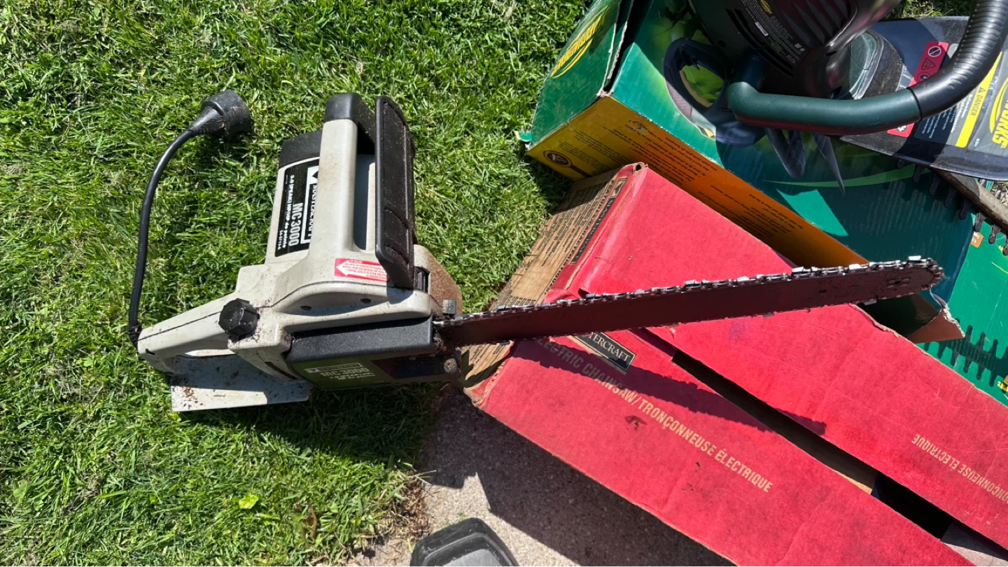 Yardworks Electric Hedge Trimmer - photo 2
