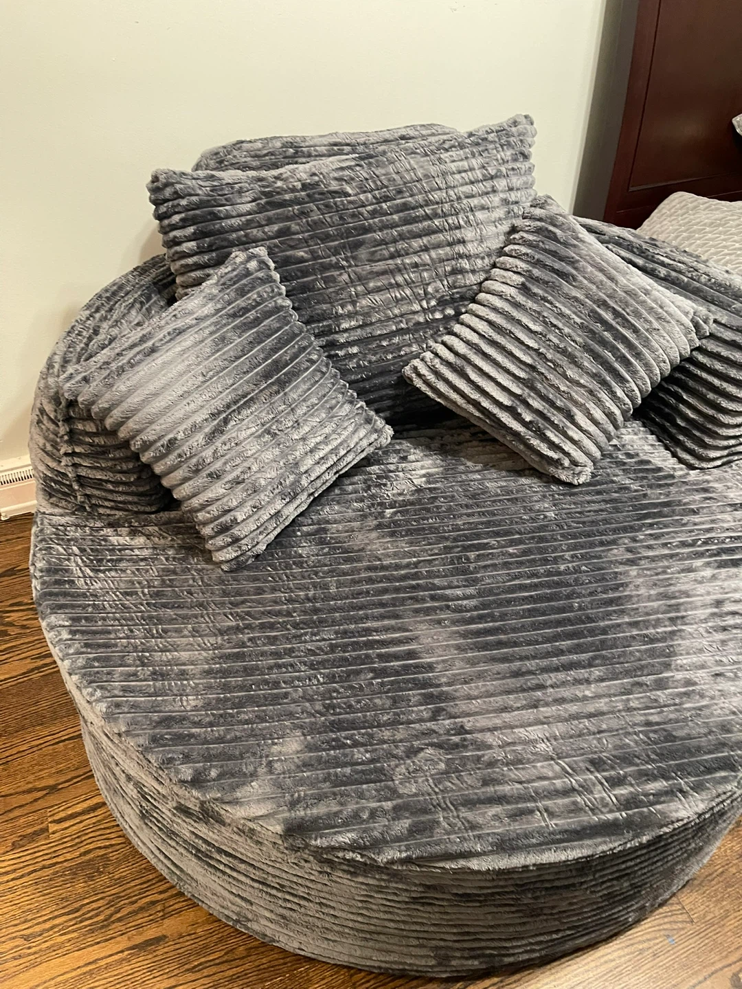 Plush round Chair with Faux Fur