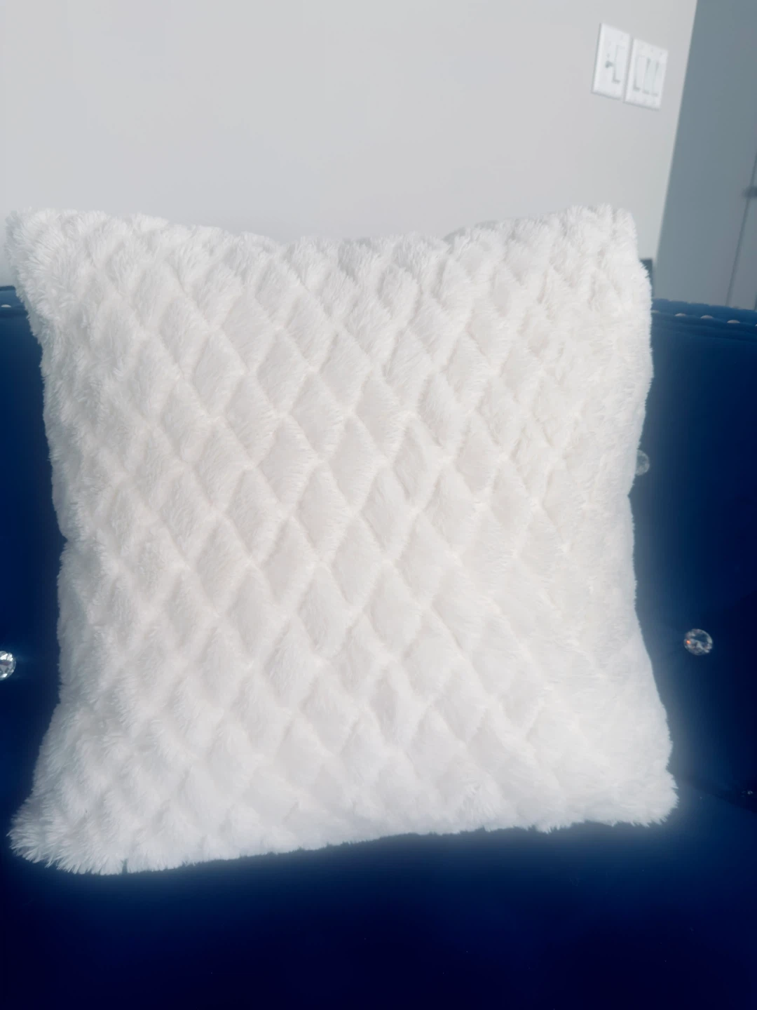 6 LuxeHabitat large White Faux Fur Throw Pillow 20*20 . Like new