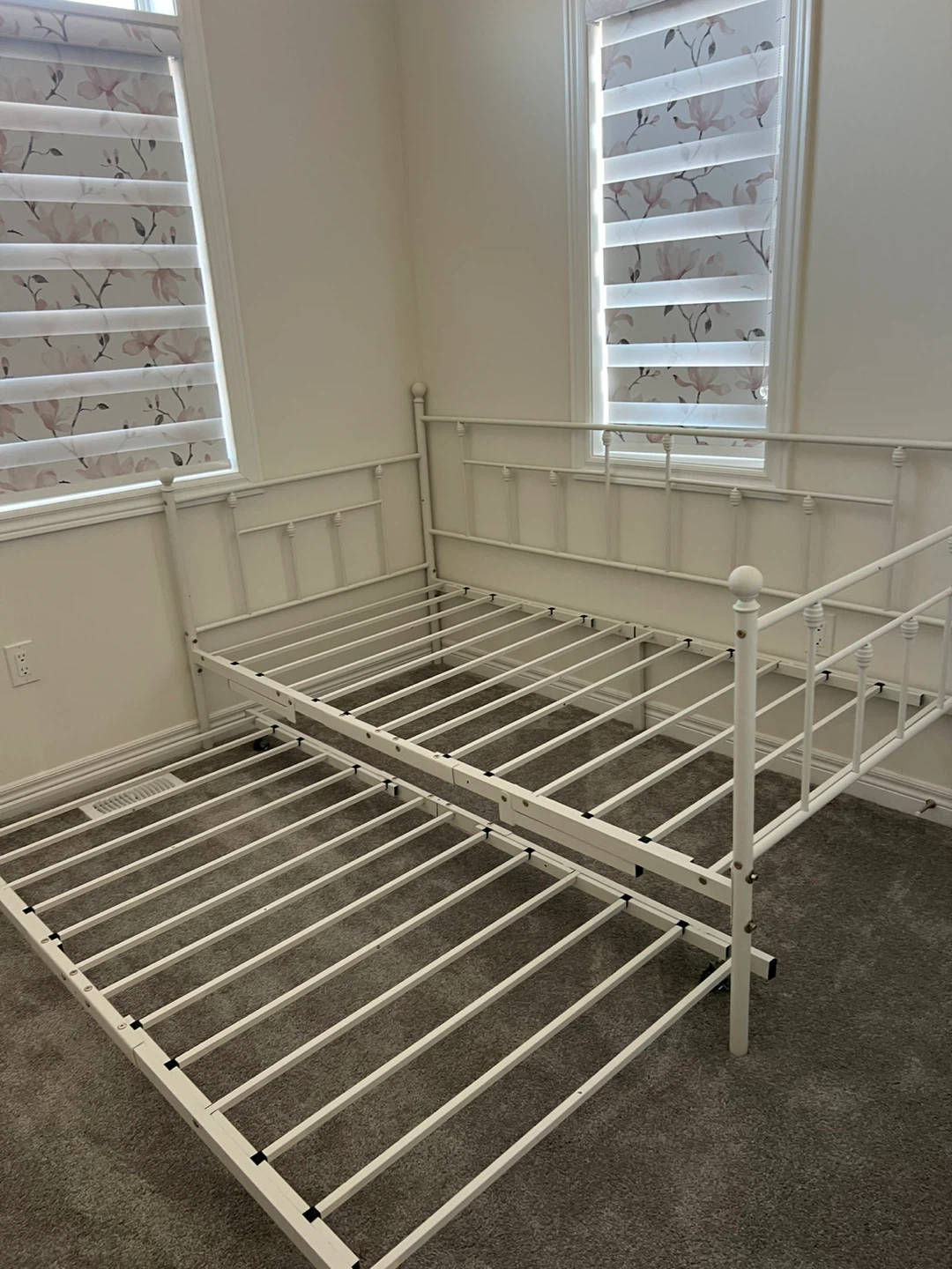 White Metal Daybed with Trundle