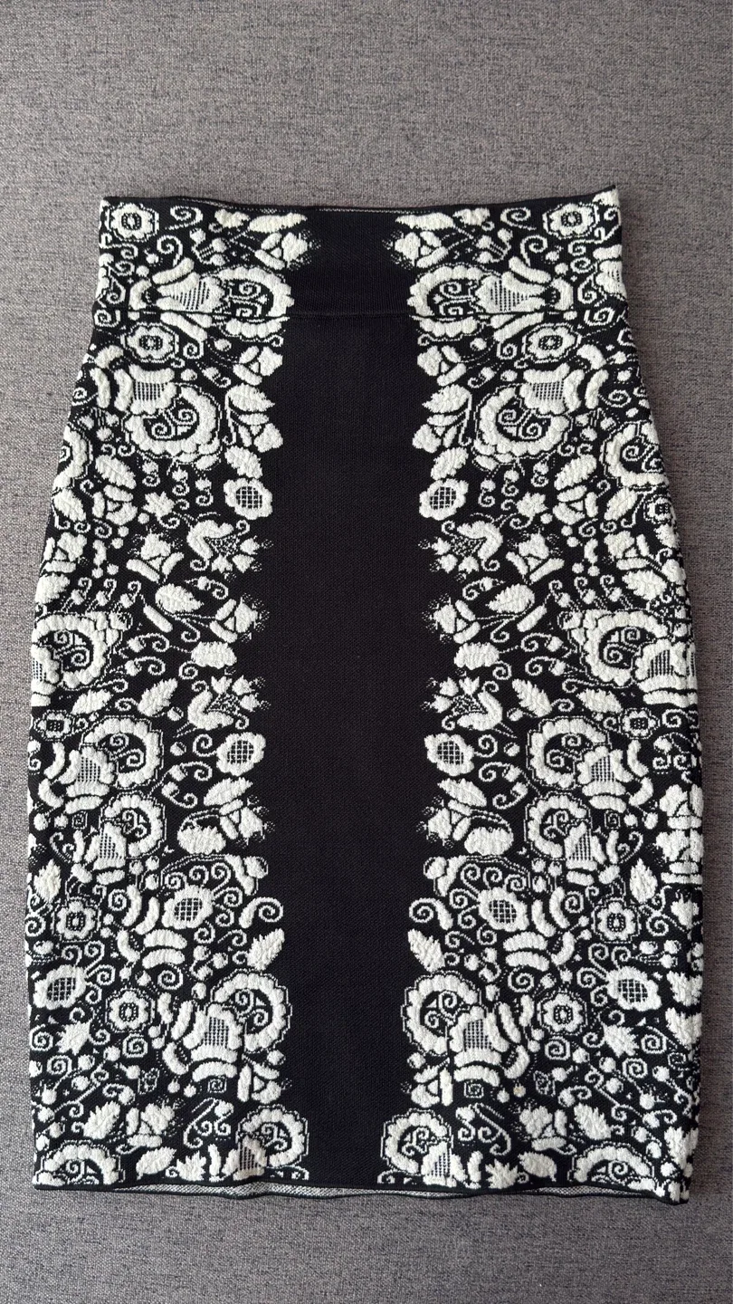 BCBGMAXAZRIA Black & White Floral Knit Pencil Skirt XS