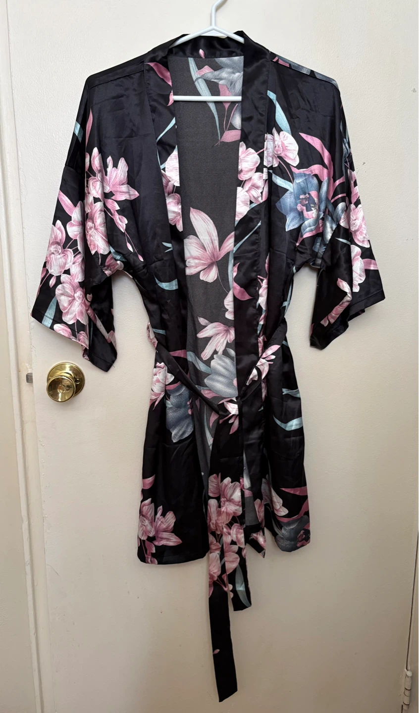 Women’s Black floral satin short sleeves robe- Size Large