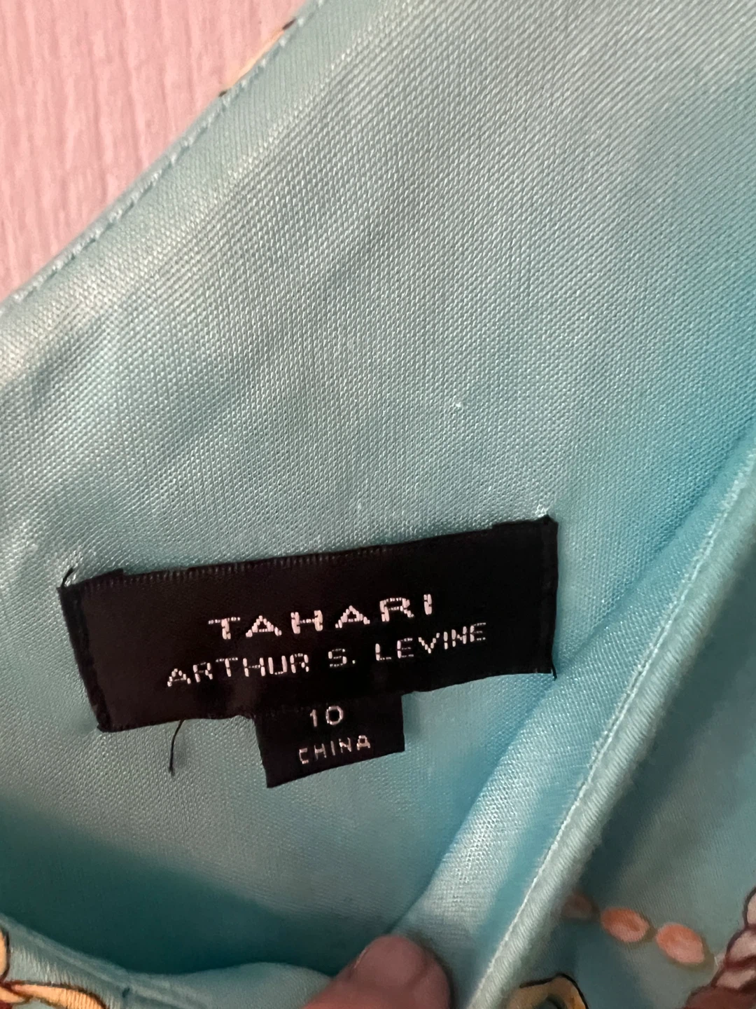 Tahari - photo 2