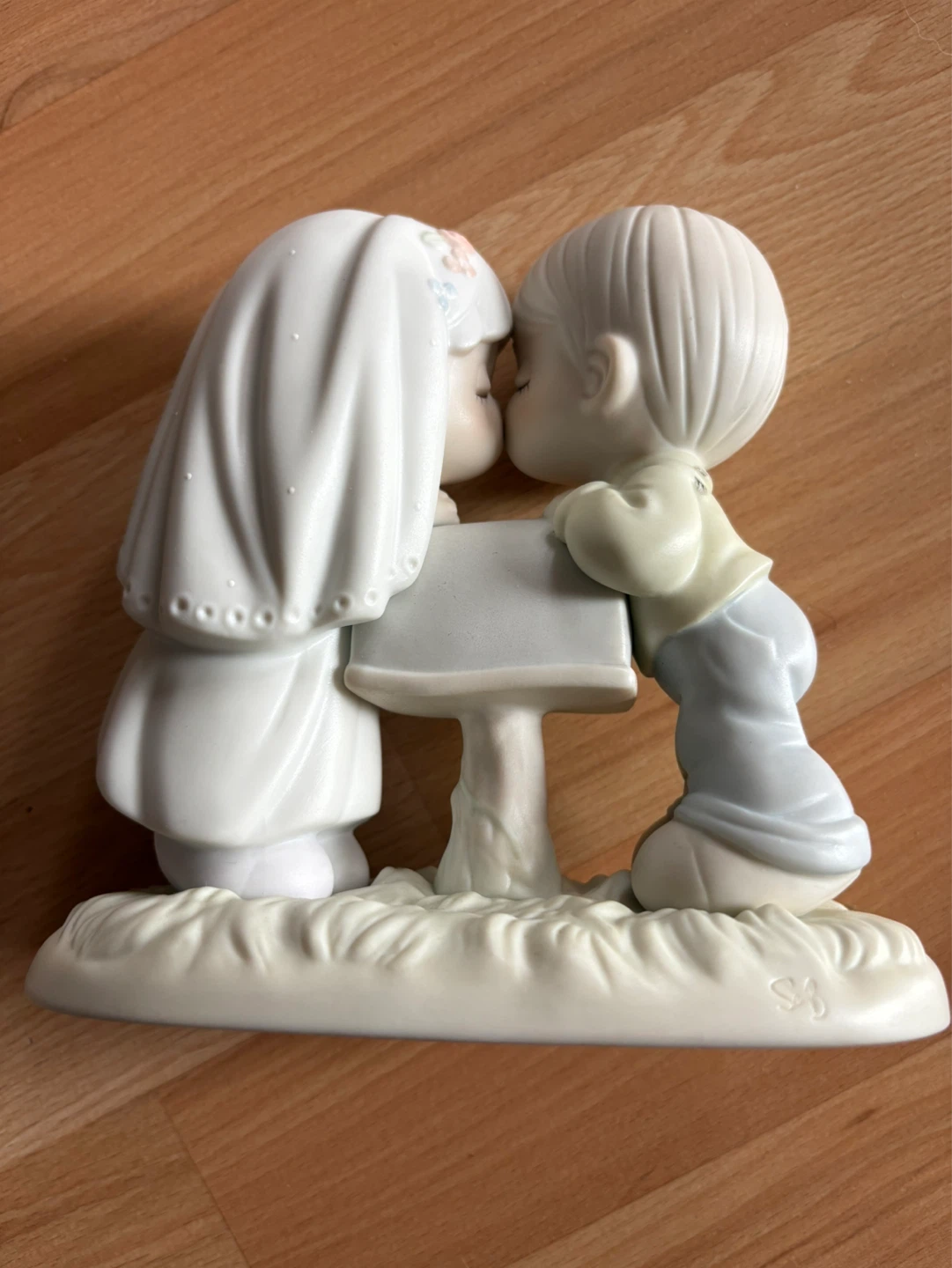 Precious Moments Sealed With A Kiss Figurine 1992 no box - photo 2