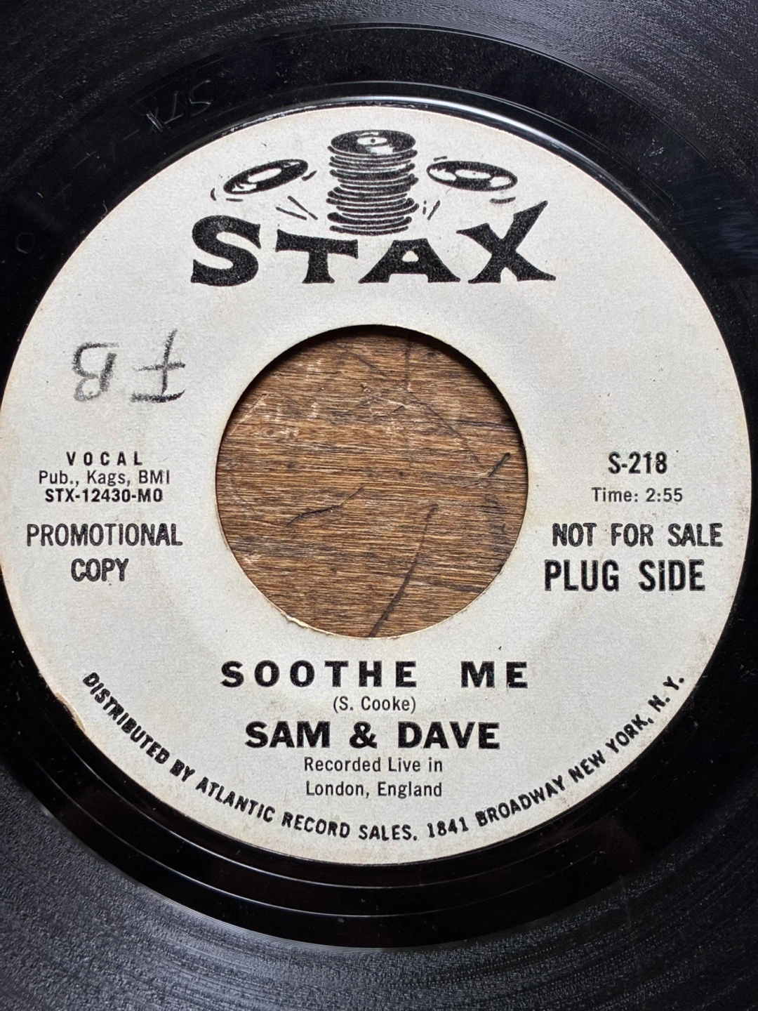 45 vinyl Sam & Dave Soothe Me I Can't Stand Up For Falling Down - photo 3