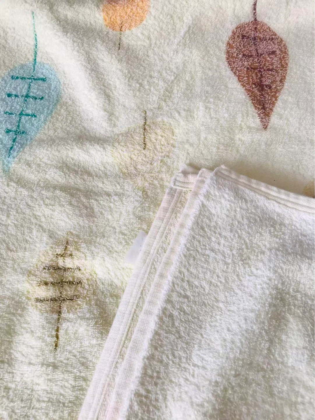 Towel with Leaf Pattern - photo 3
