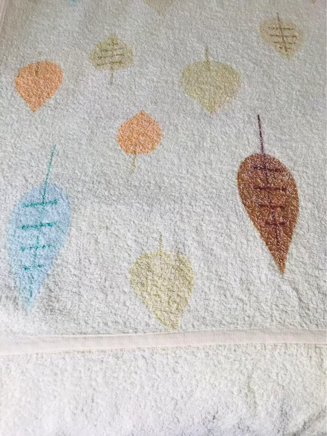Towel with Leaf Pattern - photo 2