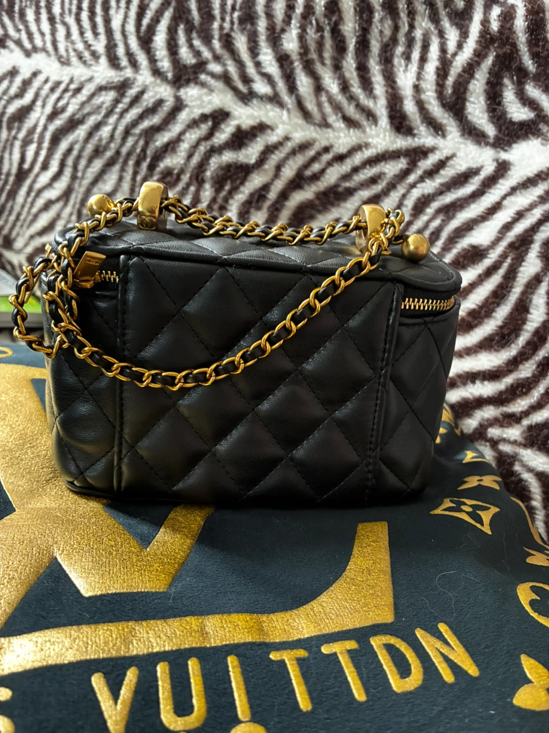Chanel Black Quilted Vanity Case with Chain - photo 4