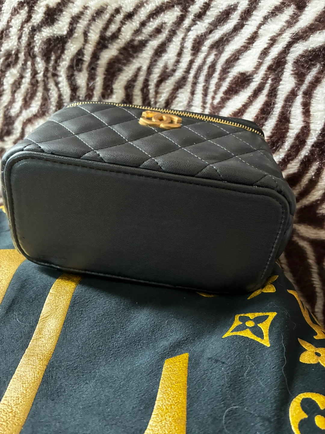 Chanel Black Quilted Vanity Case with Chain - photo 2