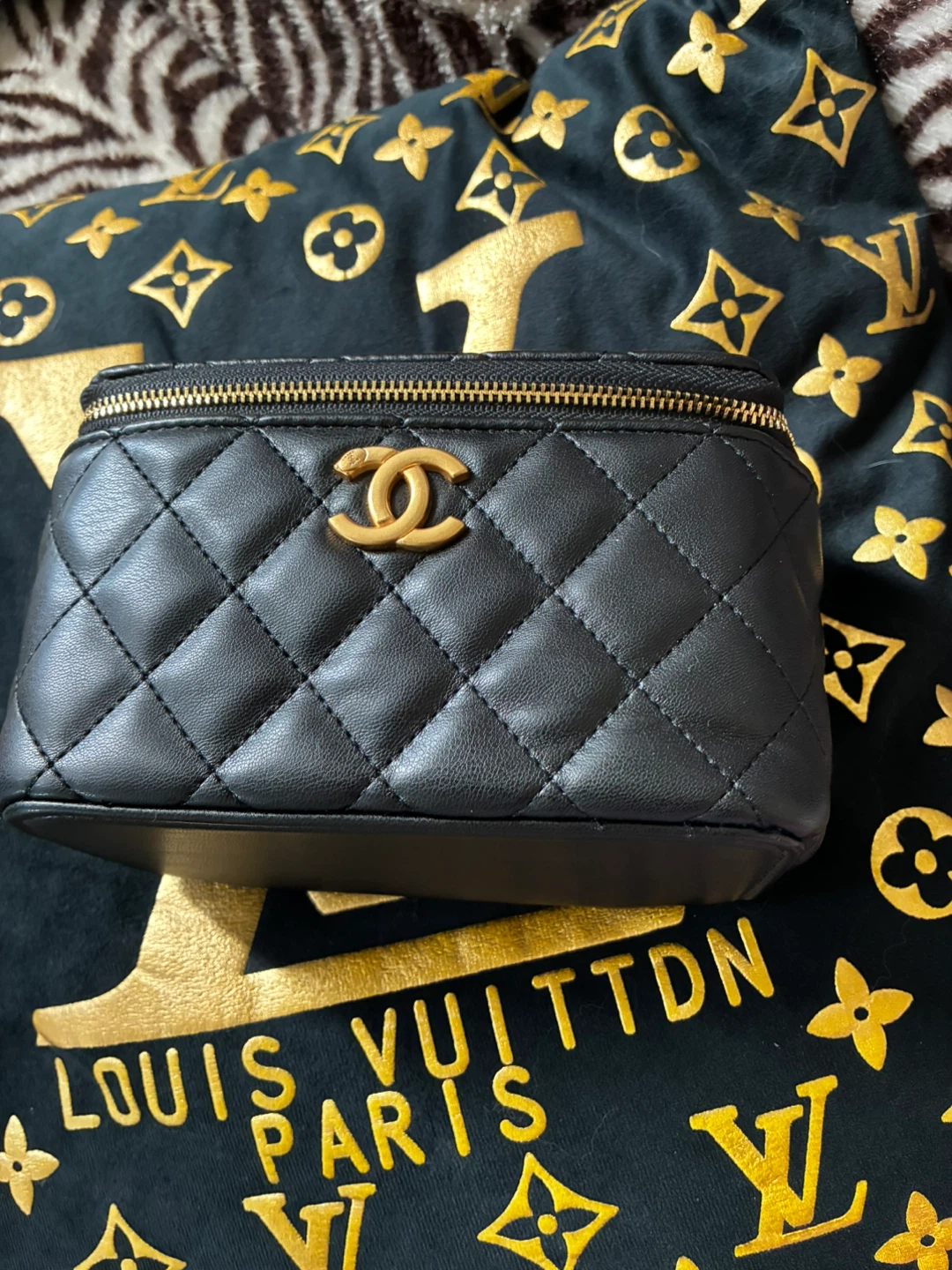 Chanel Black Quilted Vanity Case with Chain - photo 3