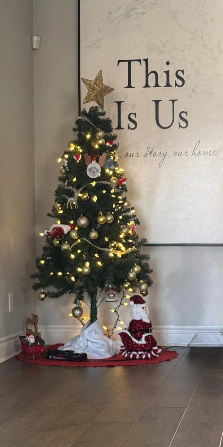 Pre-lit artificial Christmas tree with ornaments
