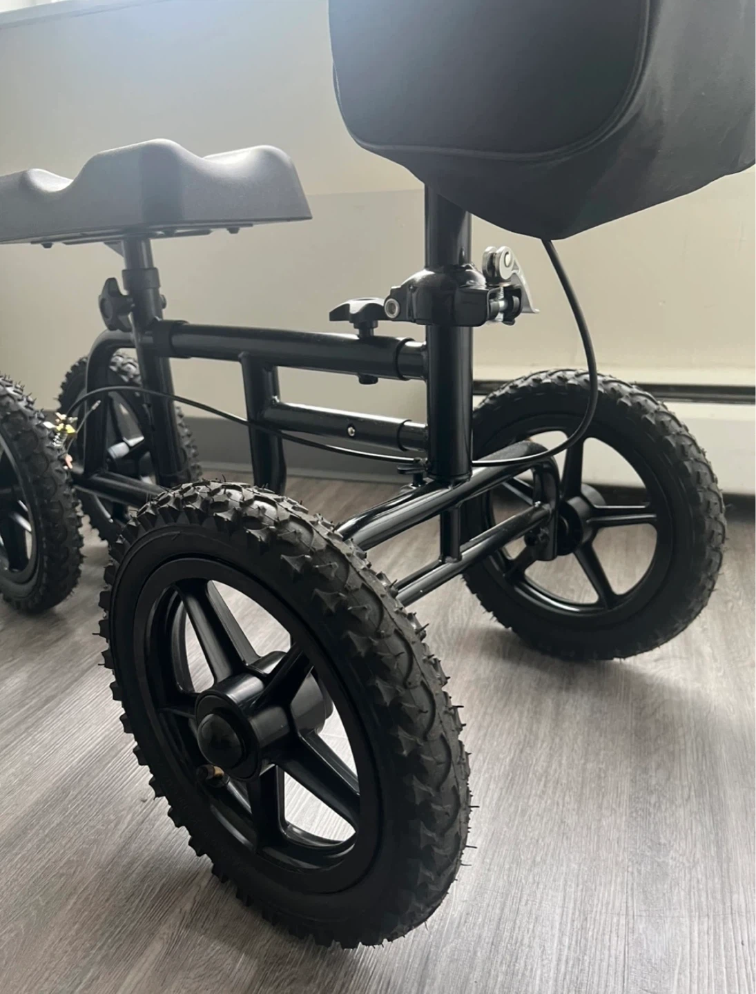 Vevor 4-Wheel Steerable Knee Scooter Walker - photo 2