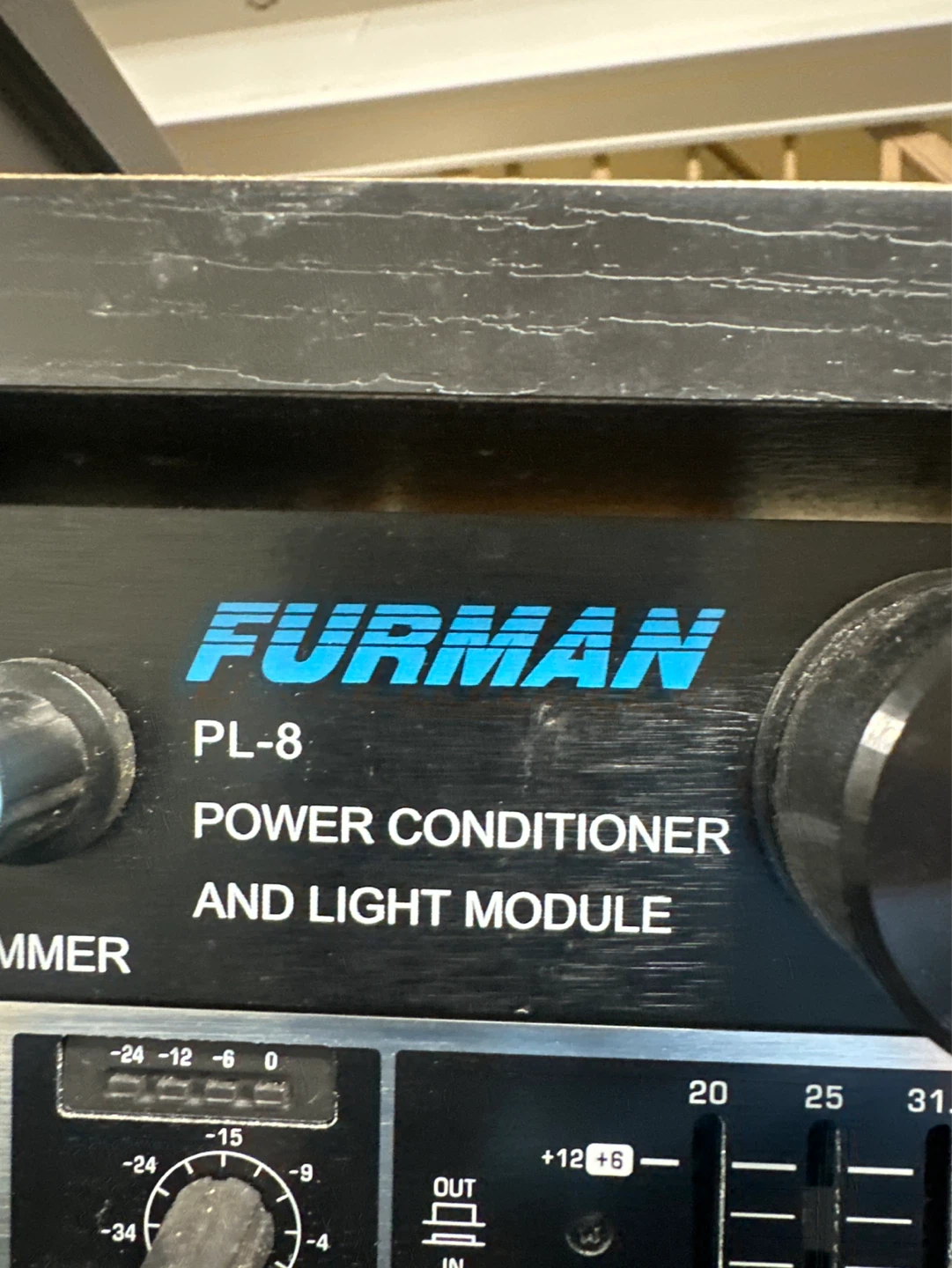 FURMAN PL-8 power conditioner and light module - photo 2