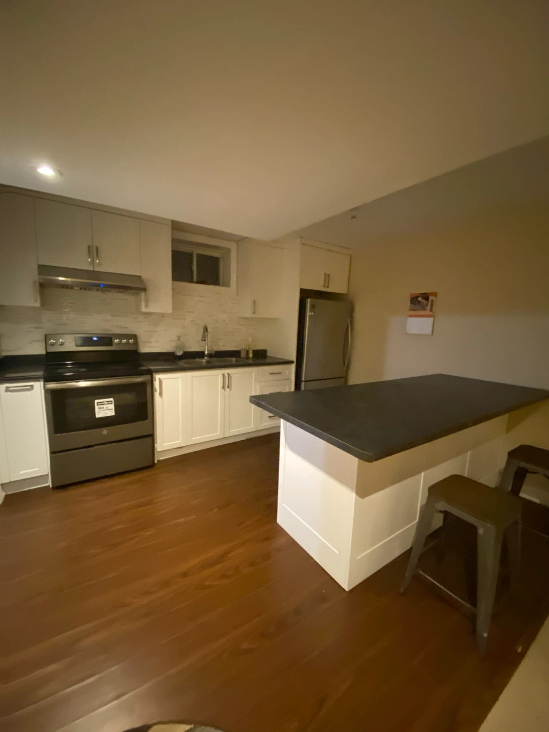 1 bed 1 bath Basement - photo 2