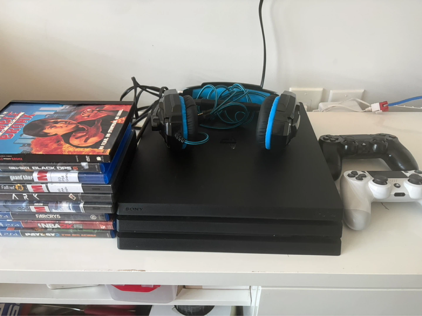 Sony PlayStation 4 Pro Bundle with Games and Headset - photo 4