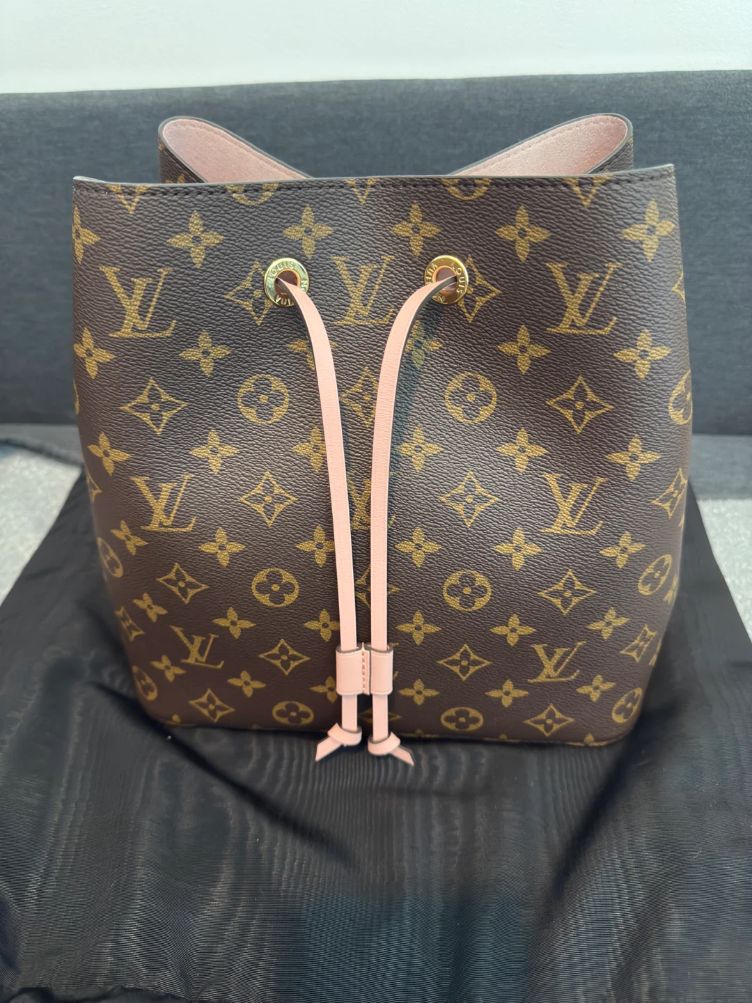 100% Authentic Louis Vuitton Neonoe MM44022