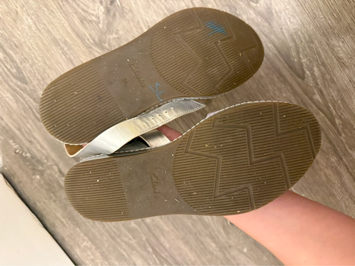 Clarks Women's Lavender and Silver Flat Sandals size 5.5 - photo 4
