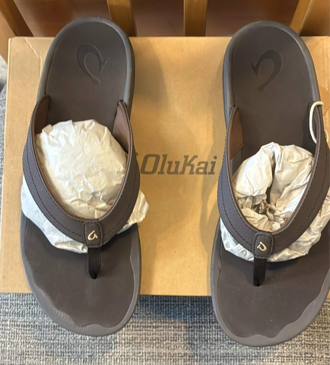New in box OluKai Ohana Women's Flip Flops Size 11