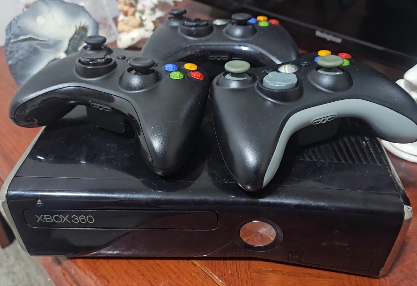Xbox 360 Slim in good working condition + Physical video Games. - photo 2