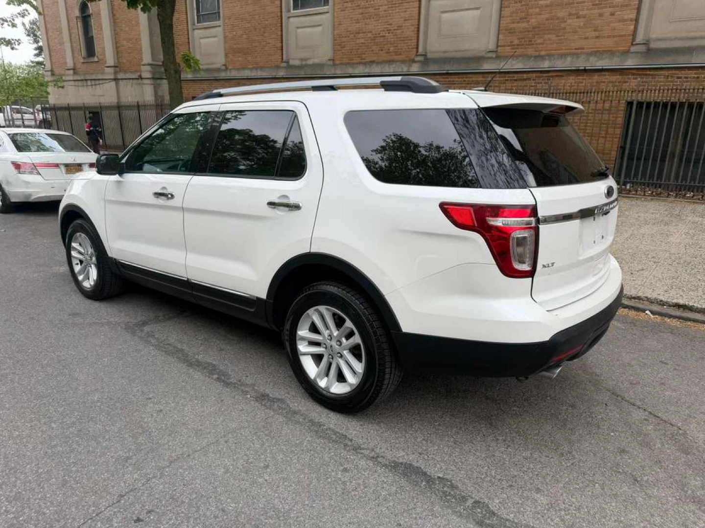 2014 Ford Explorer XLT SUV - photo 3