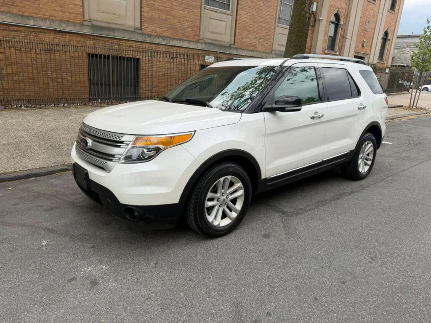 2014 Ford Explorer XLT SUV - photo 2