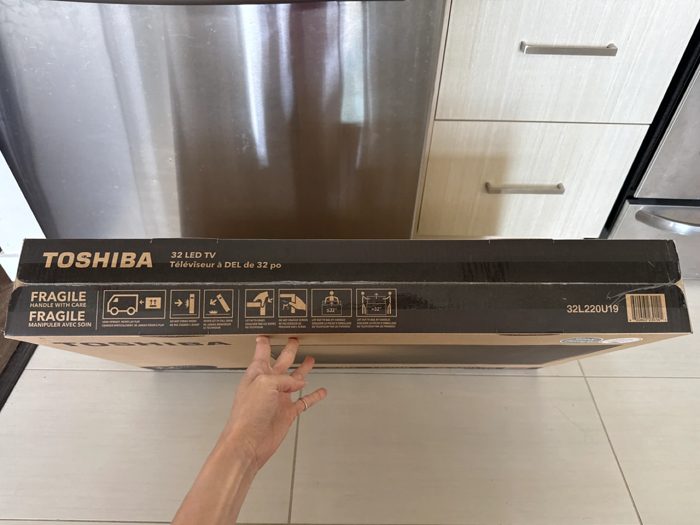 Brand New Toshiba 32" 720p LED TV (Model: 32L220U19) - photo 2