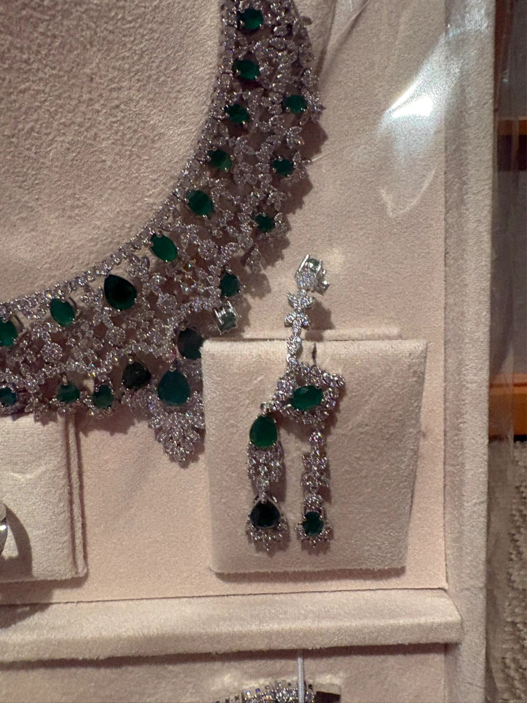 Emerald and American Diamond Jewellery Set - photo 2