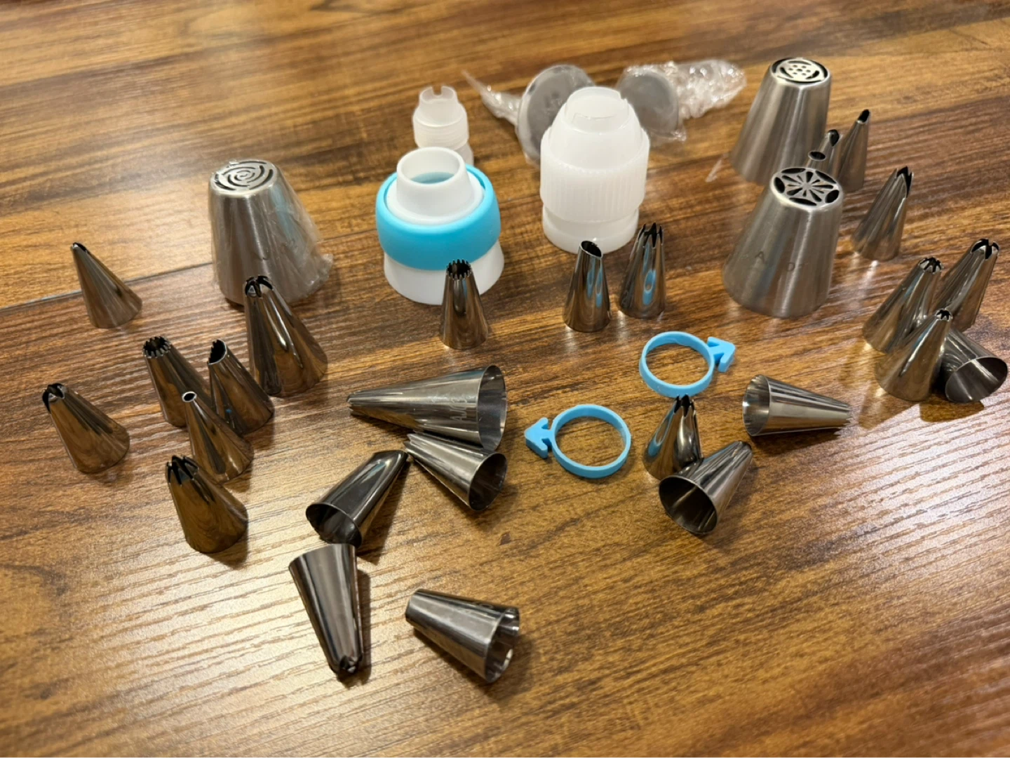 Set of Cake Decorating Icing Piping Tips Couplers & Scraper - photo 5