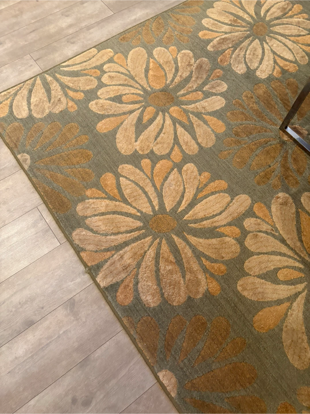 Area Rug with Floral Design - photo 2