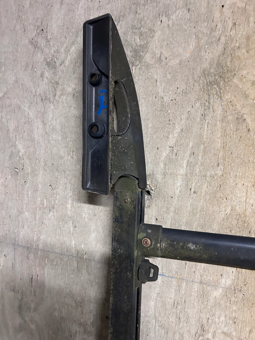 Roof Rack Crossbars with Mounts - photo 2