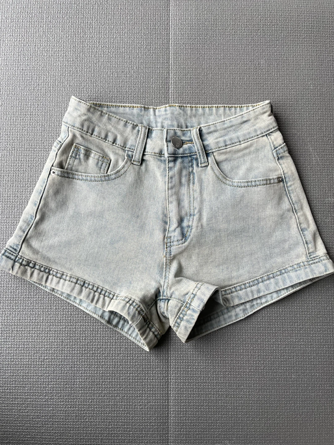 Light Wash Denim Shorts, size S