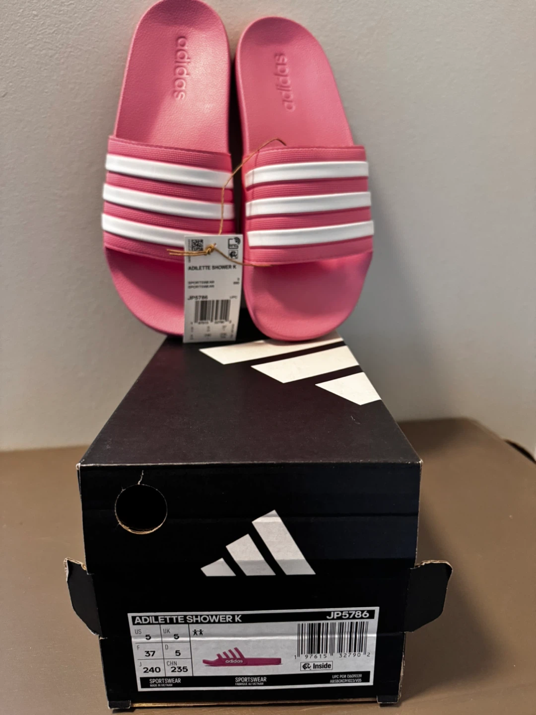 Addidis youth girls slides size 5. New