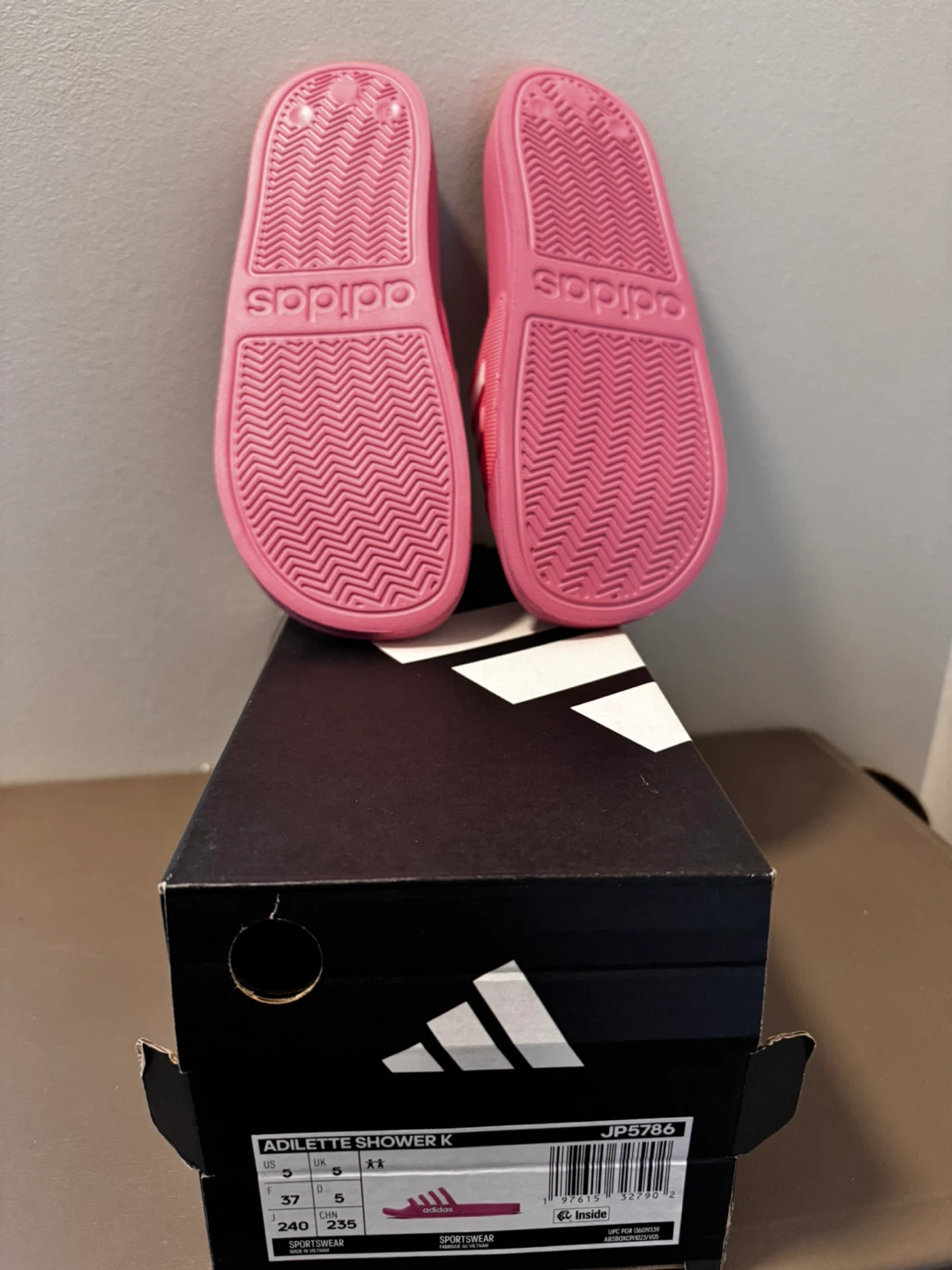 Addidis youth girls slides size 5. New - photo 2