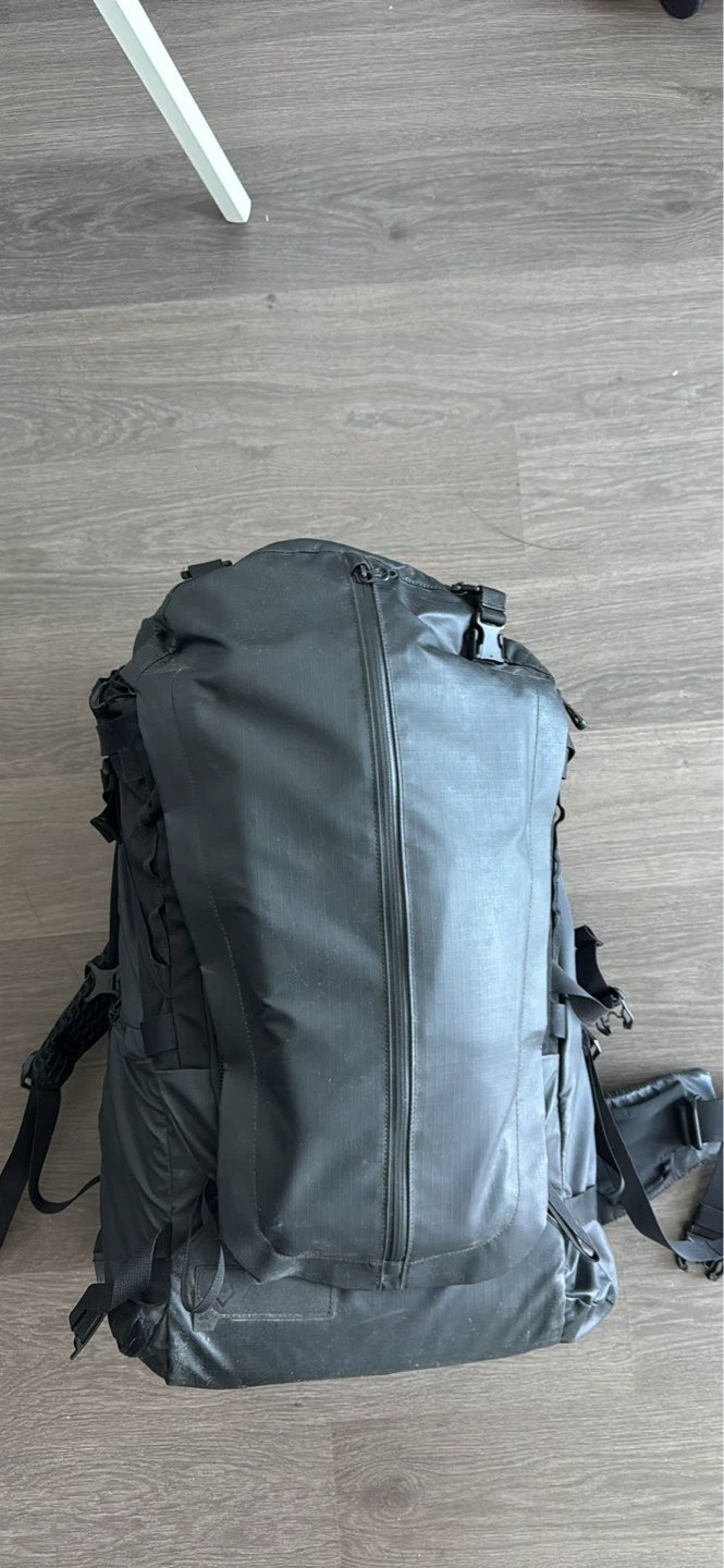 Black Backpack Wandrd 50L (M/L size)