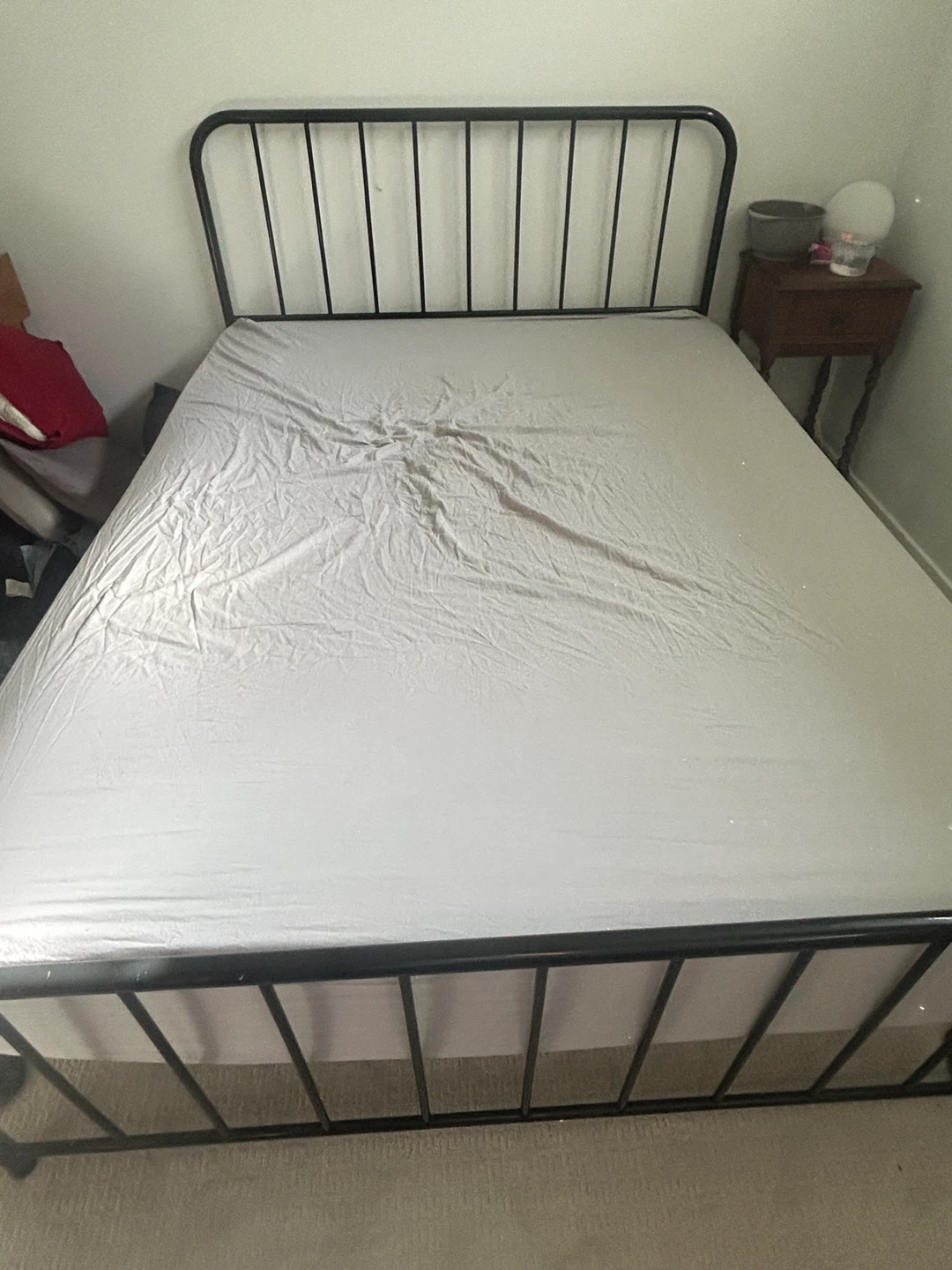 Queen mattress with metal frame