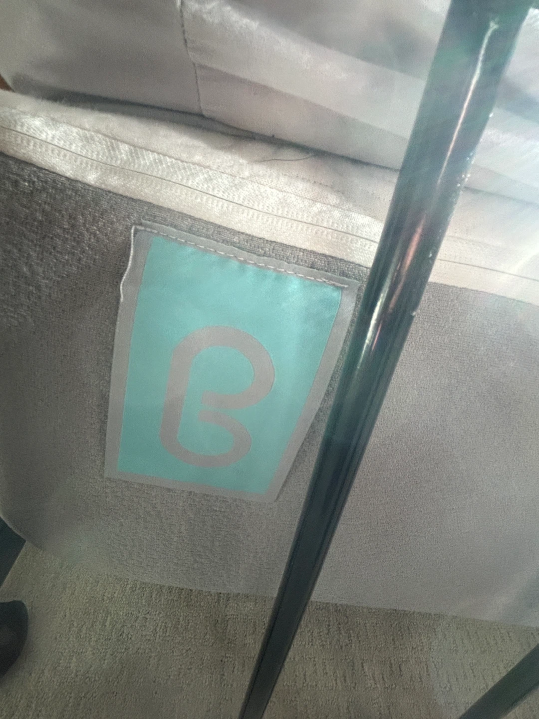 Queen mattress with metal frame - photo 2