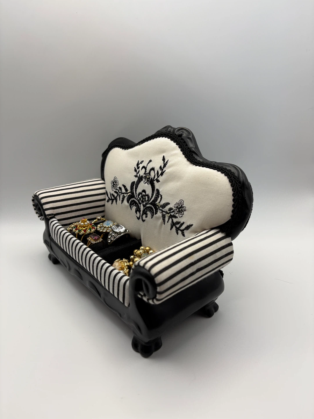 Sofa-shaped Jewelry Organizer - photo 3